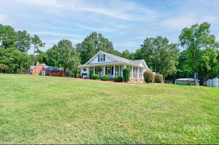 Property Photo:  913 E Academy Street  NC 28021 