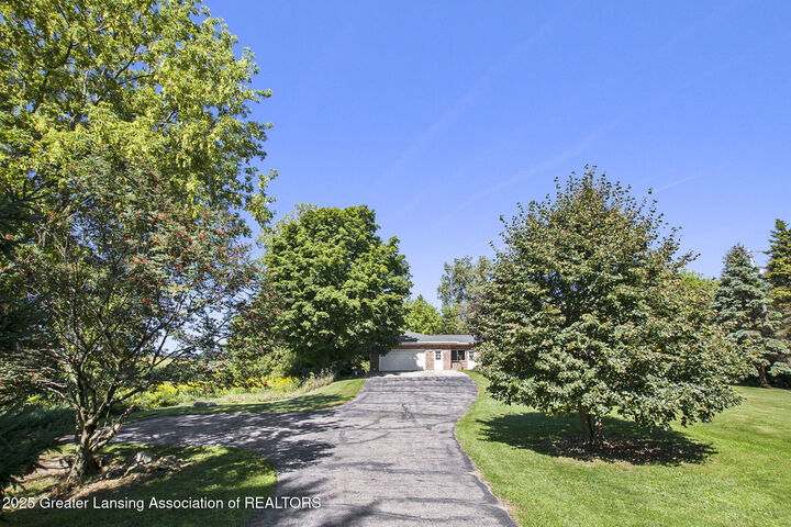 Property Photo: 1822 S Michigan Road MI 48827