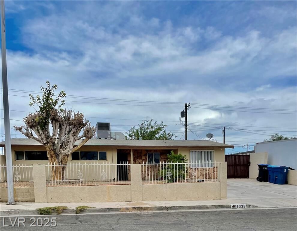 Property Photo: 1338 Smoke Tree Avenue NV 89108