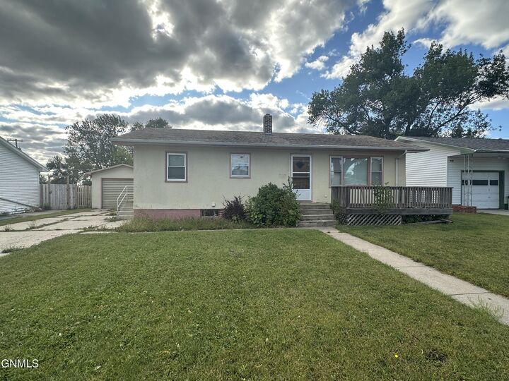 Property Photo:  1627 4th Avenue NE  ND 58401 