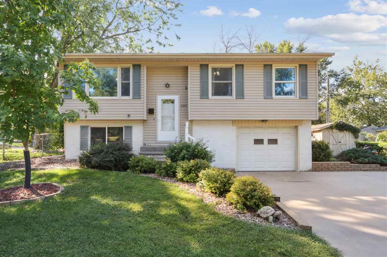Property Photo:  3005 Parkview Ave  IA 52240 
