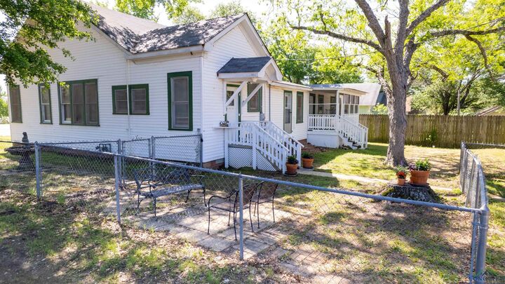 Property Photo:  1000 Nelson Street  TX 75563 