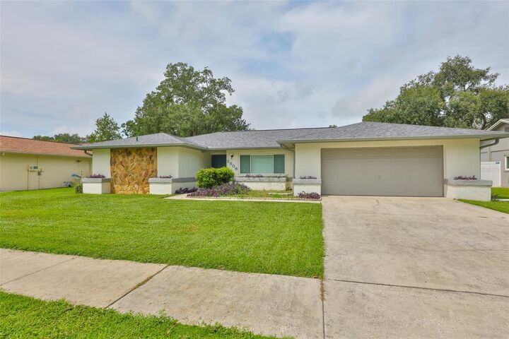 Property Photo: 2609 Giant Place FL 33584
