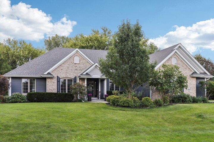 460 E Red Pine Cir  Dousman WI 53118 photo