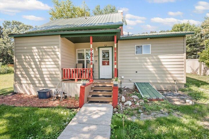 Property Photo:  1017 Oak Street  SD 57793 