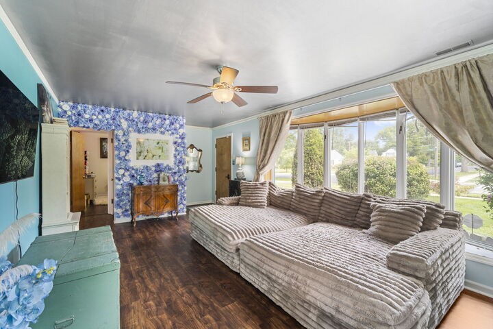 Property Photo: 930 S 3rd Avenue IL 60016