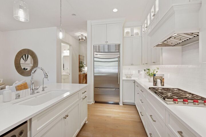 Property Photo:  935 Lake Street E 208  MN 55391 
