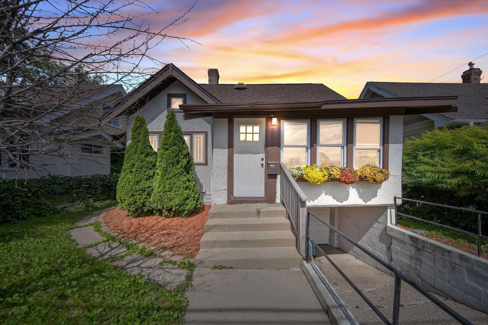 Property Photo:  624 E 36th Street  MN 55407 