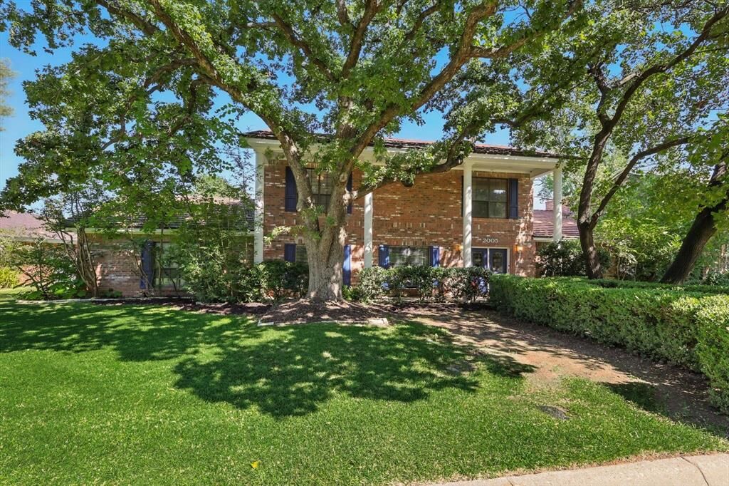 Property Photo: 2005 Ridgemont Court TX 76012