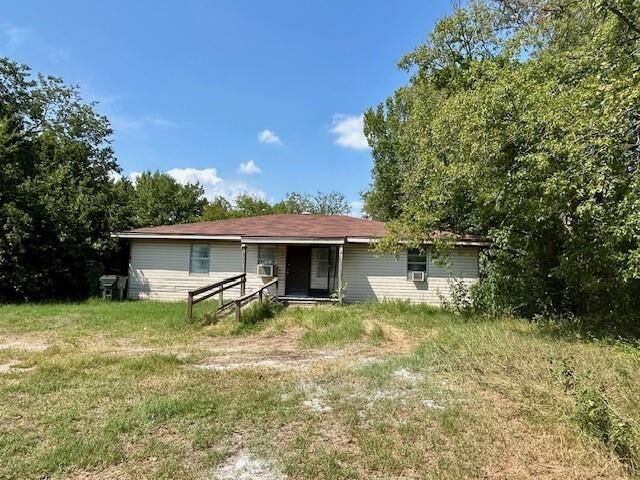 Property Photo:  1013 W Yeagua Street  TX 76642 