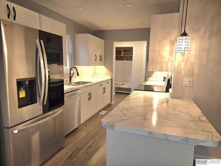 Property Photo:  612 S 6th Street  NE 68048-4718 