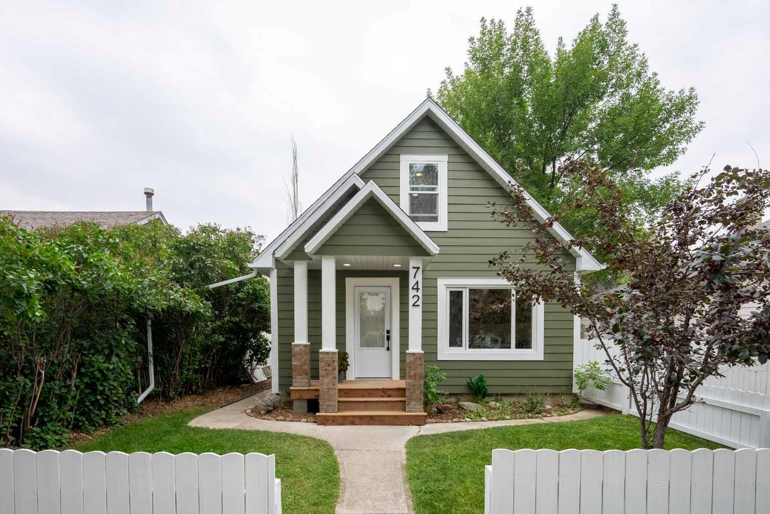 Property Photo:  742 12C Street N  AB T1H 2N7 