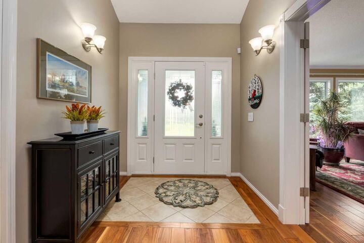 Photo de la propriété:  215 Alandale Place SW  AB T3Z 3L9 