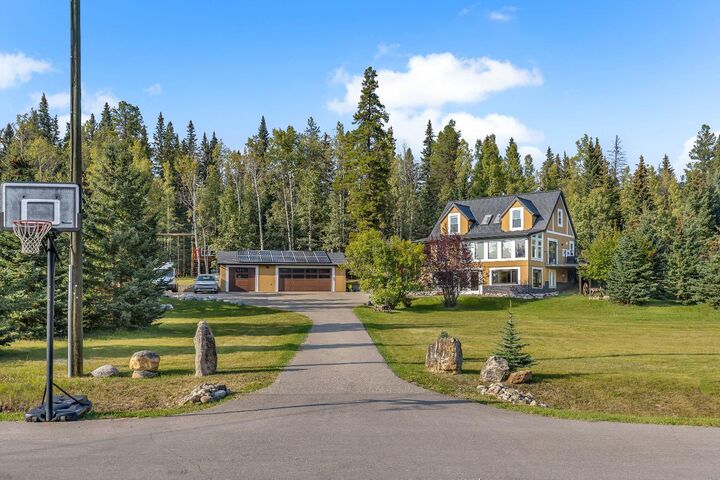 Property Photo: 3 Ghost Country Place AB T4C 1B5