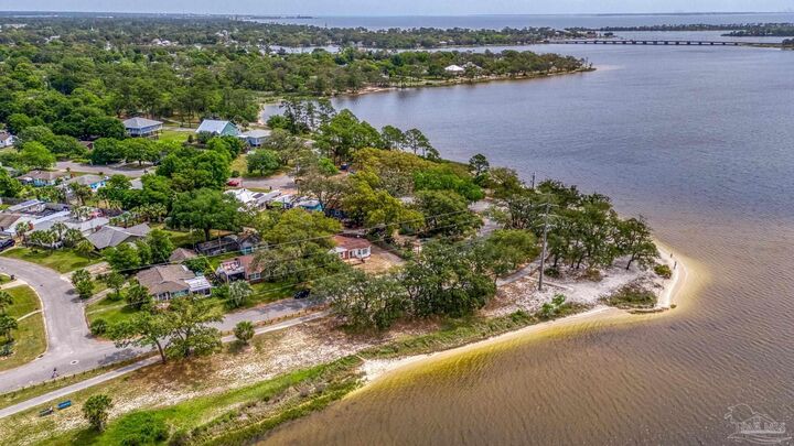 Property Photo: 20 NW Gilliland Rd FL 32507