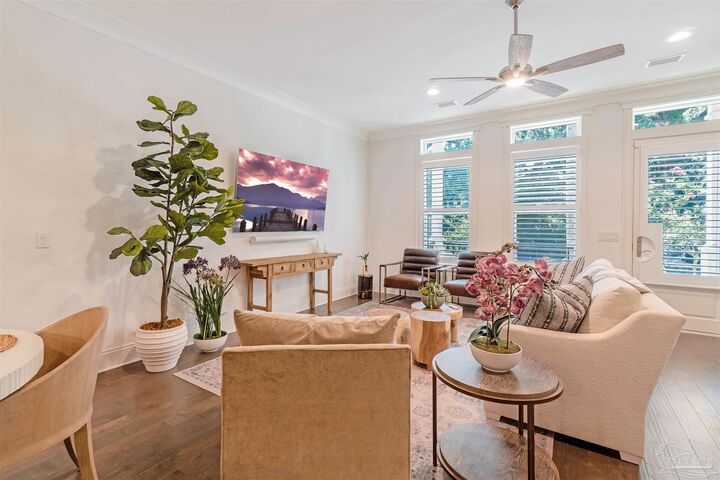 Property Photo:  804 N Baylen St  FL 32502 