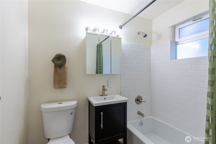 Property Photo:  4733  40th Avenue NE 4733  WA 98105 