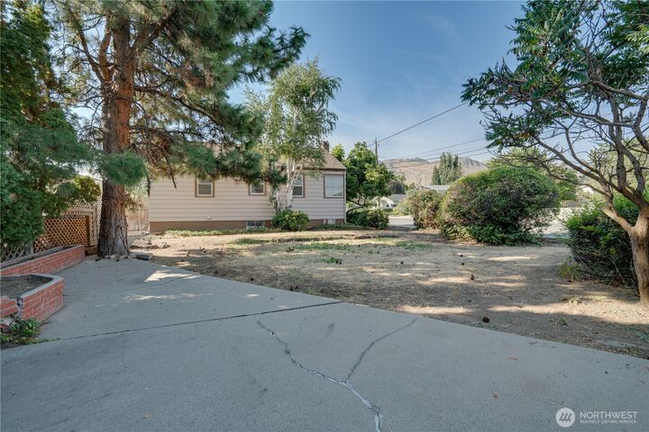Property Photo: 1044 Tyler WA 98801