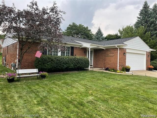 Property Photo: 2208 Cumberland Road Road MI 48307