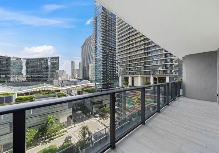 Property Photo: 45 SW 9th 1110 FL 33130