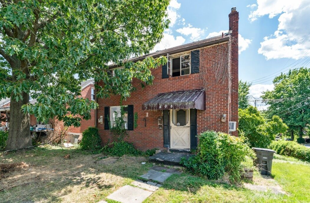 Property Photo:  606 South Avenue  PA 15147 