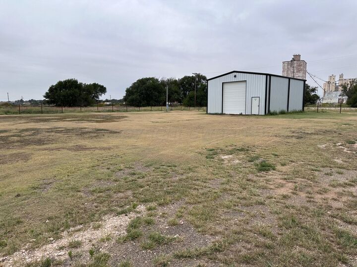 Property Photo:  302 S Tallmadge Avenue  TX 79042 