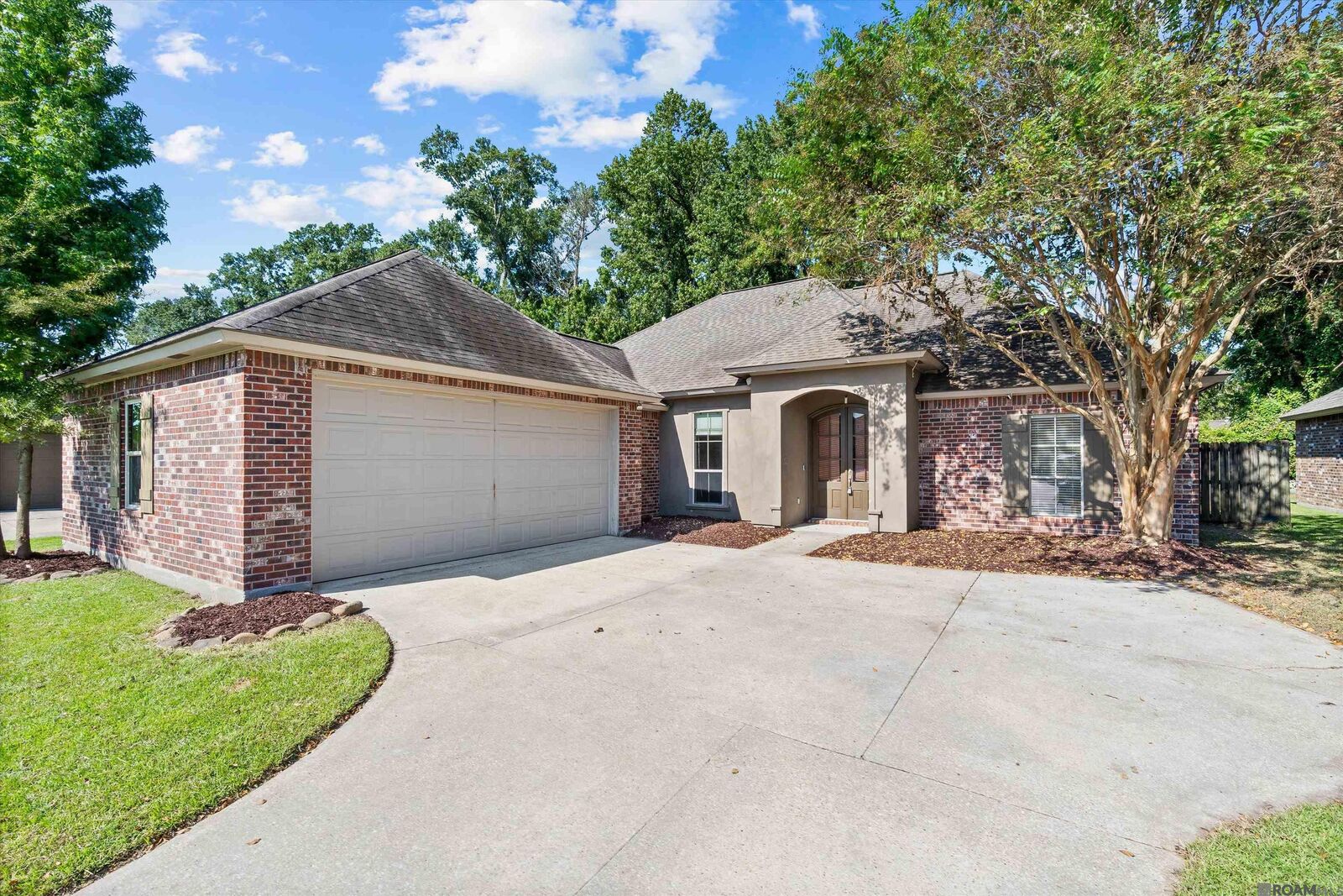 Property Photo: 5738 Parkknoll Place Dr LA 70816