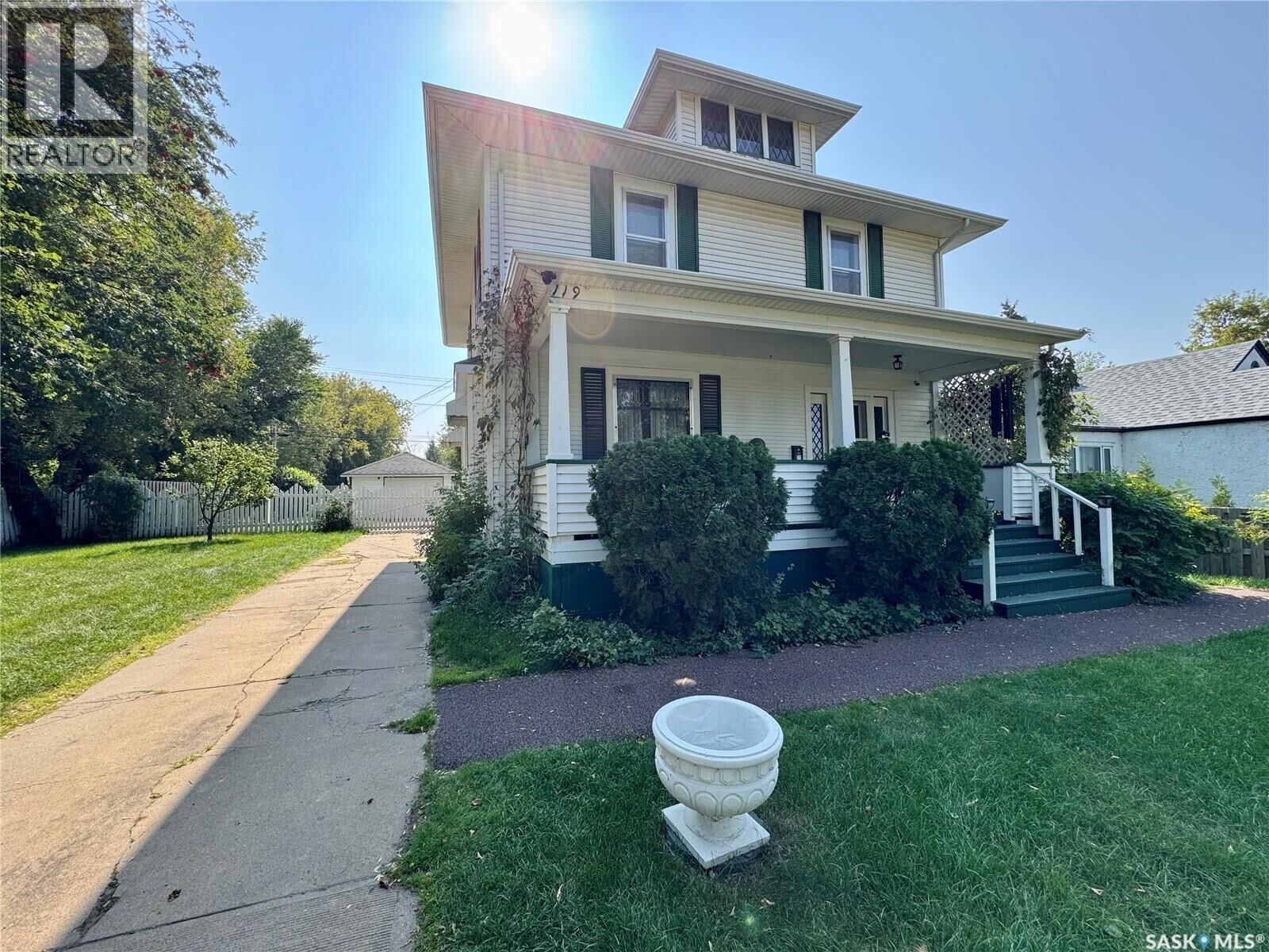 Property Photo:  119 22nd Street E  SK S6V 1N2 