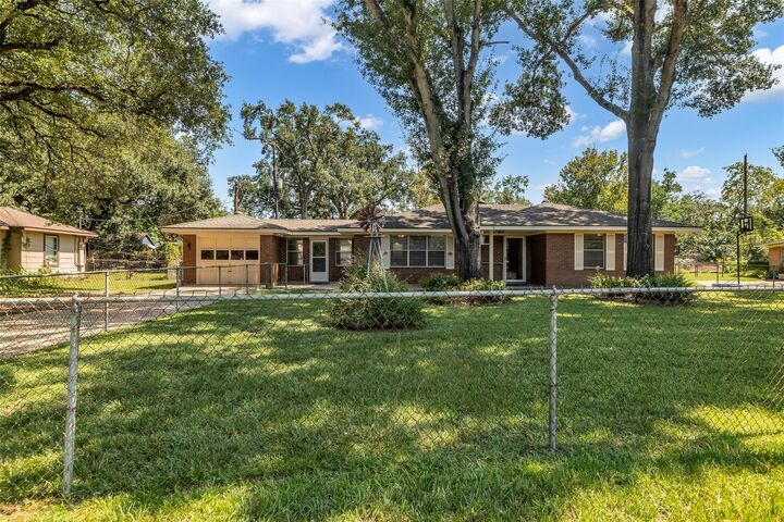 Property Photo: 403 Roxanne Street TX 77375