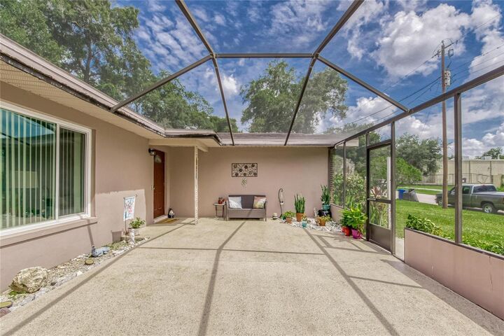 Property Photo:  207 Glendale Drive  FL 33511 