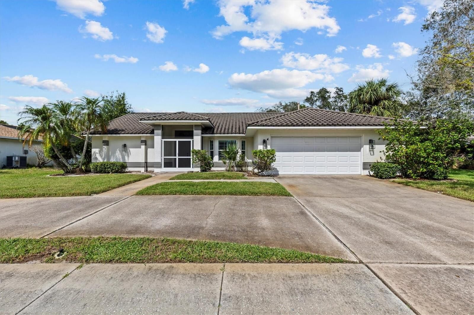 Property Photo: 913 Oakview Road FL 34689