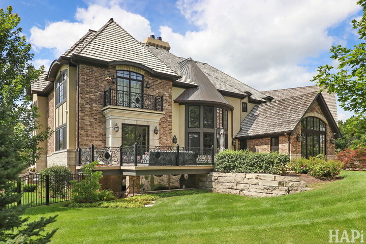 Property Photo:  18 Enclave Court  IL 60010 