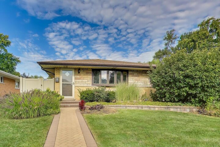 Property Photo: 656 Jon Lane IL 60016