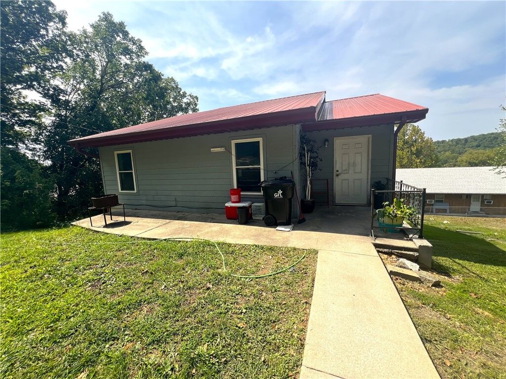 Property Photo: 203 N Chapman Street MO 64831
