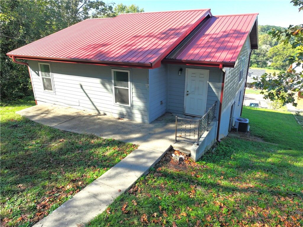 Property Photo: 203 N Chapman Street MO 64831