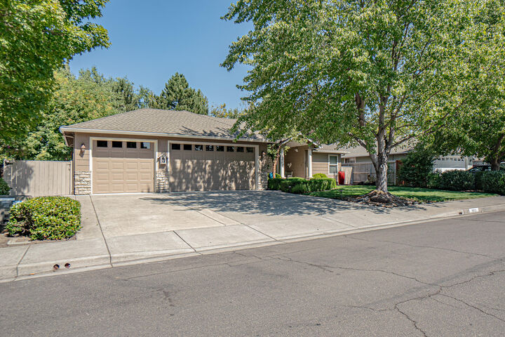 3523 Alderwood Drive  Medford OR 97504 photo