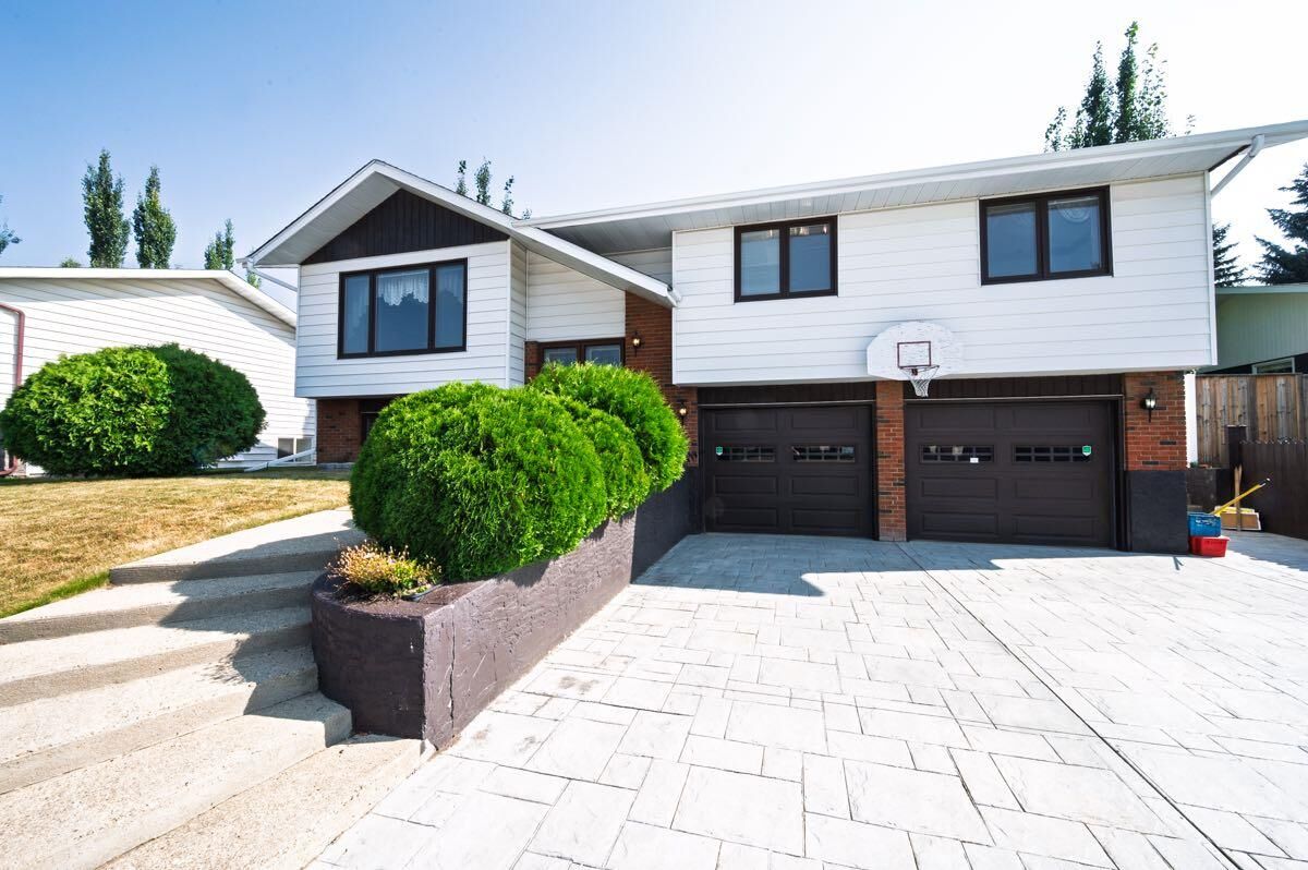 Property Photo:  23 Berry Avenue  AB T4R 1K7 