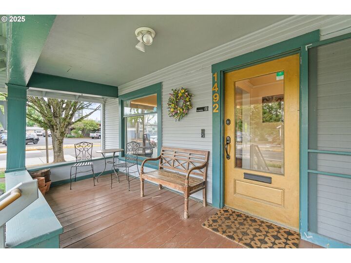 Property Photo:  1492 Pearl St  OR 97401 