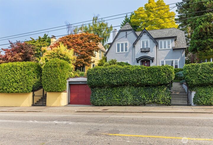 Property Photo:  1812  10th Avenue E  WA 98102 