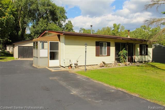 10593 9 Mile Road  Green Oak Twp MI 48189 photo