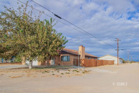 Property Photo: 400 N Mono St CA 93555