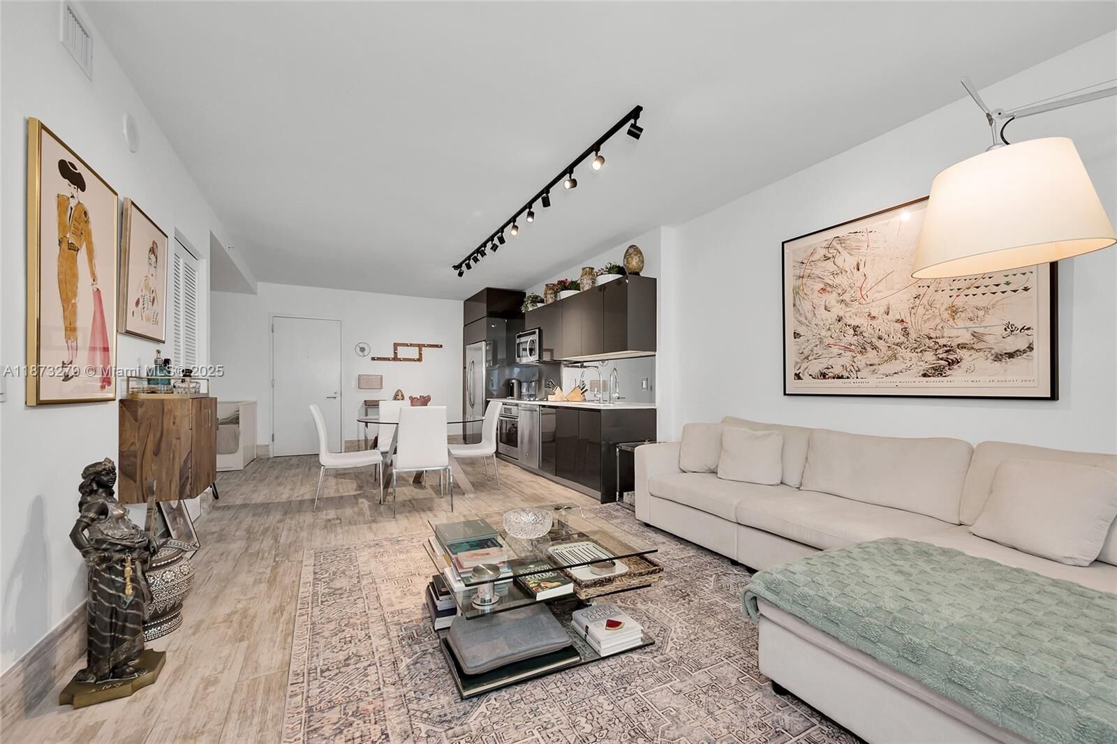 Property Photo: 31 SE 6th St 304 FL 33131