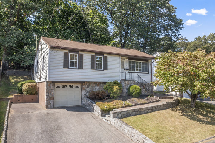 35 Briarwood Drive  Danbury CT 06810 photo