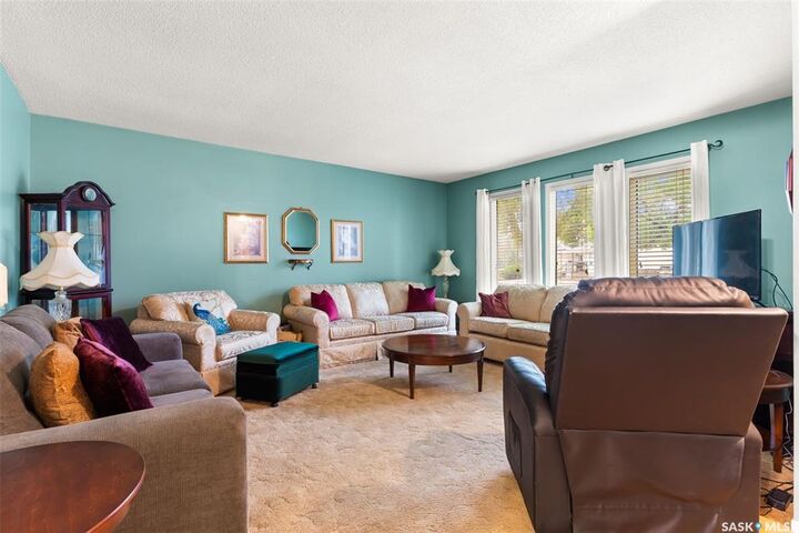 Property Photo: 14 Hammond Road SK S4R 3C6