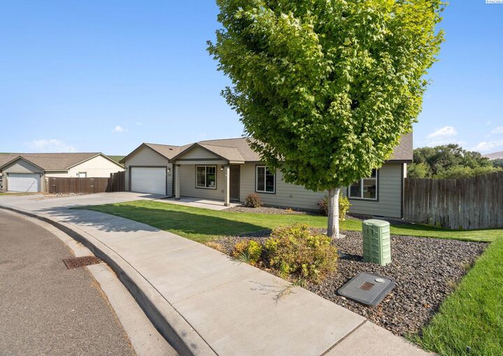Property Photo: 610 Botaka Loop WA 99320