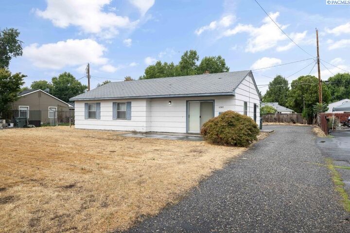 Property Photo: 1207 Acacia Ave WA 99354