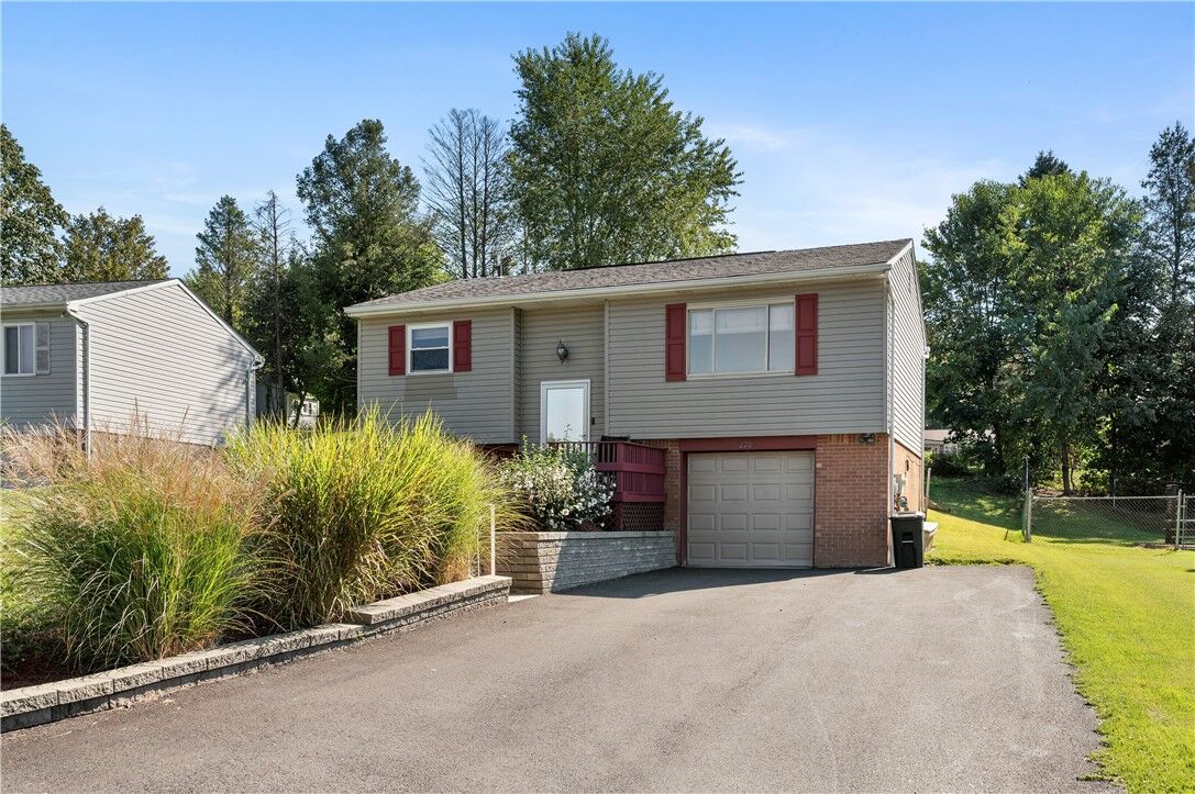 Property Photo:  220 Dolomite Dr  PA 15146 