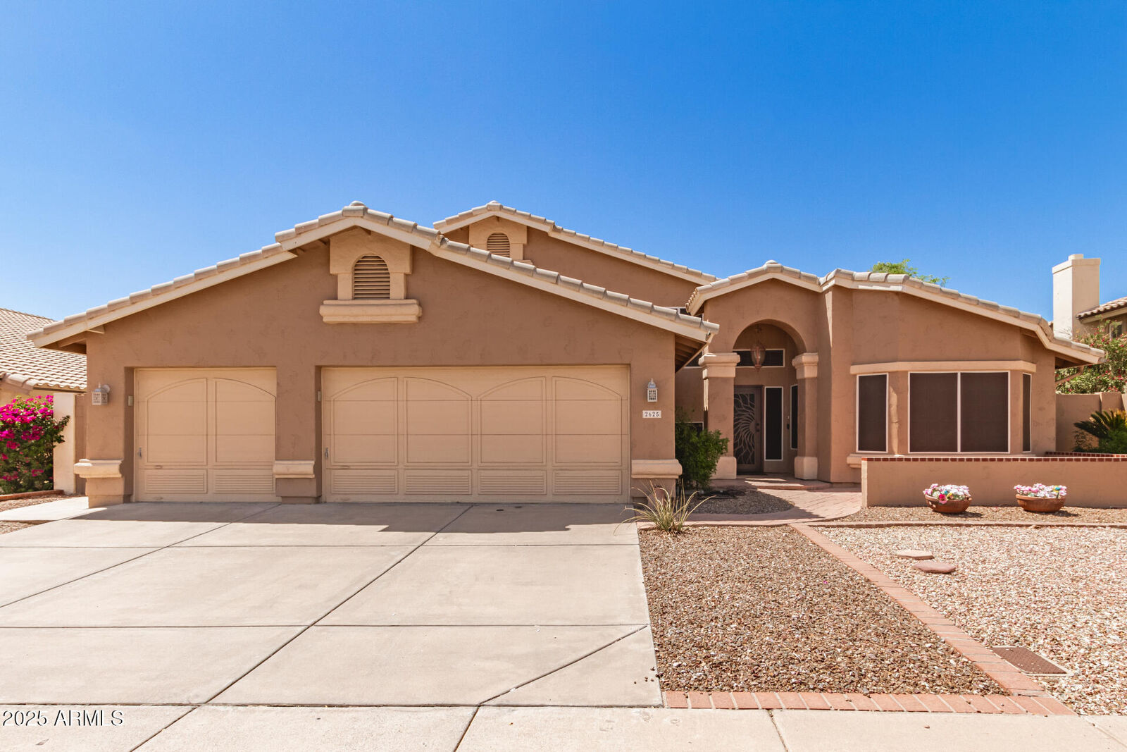 Property Photo: 2625 E Verbena Drive AZ 85048