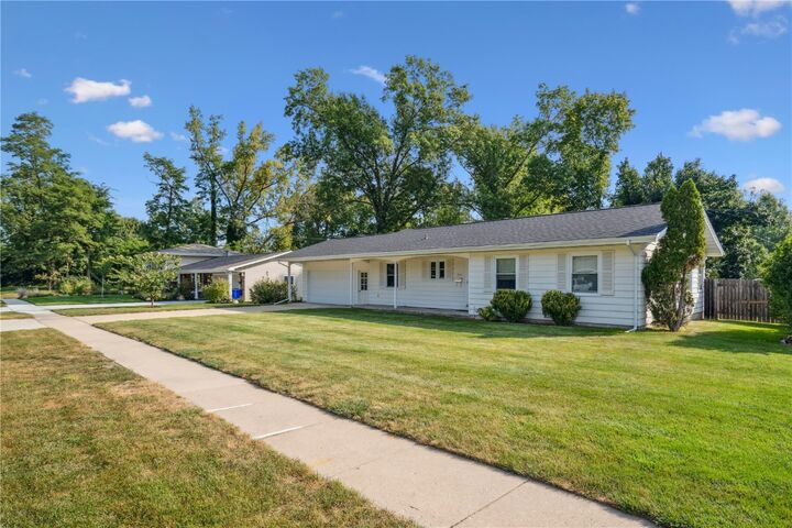 Property Photo: 266 Tomahawk Trail SE IA 52403