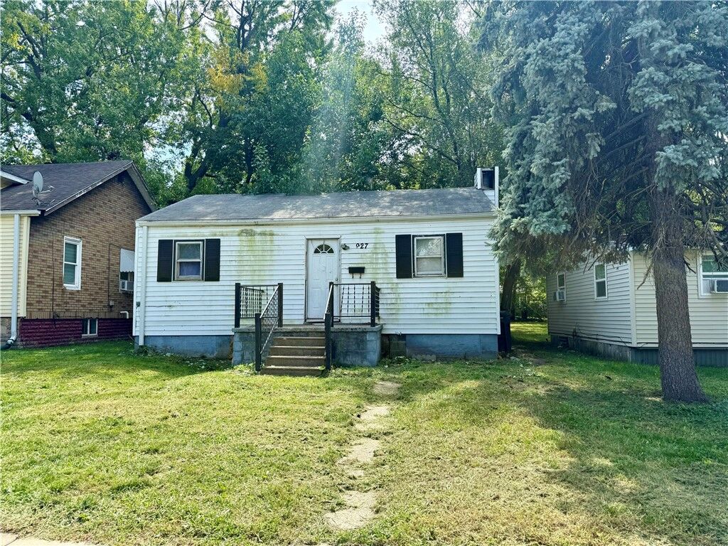 Property Photo:  927 E Harrison Avenue  IL 62526 